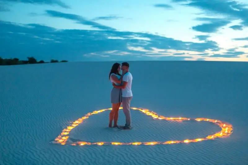Couple-in-a-Romantic-Sand-Desert-800x533